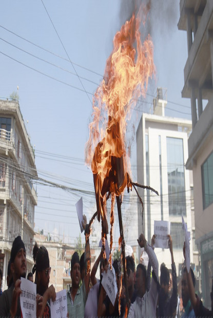 उपेन्द्र यादवलाई खडे्दन बिरगञ्जका कार्यकर्ता काठमाडौंमा, बालकुमारीमै जलाए पुतला